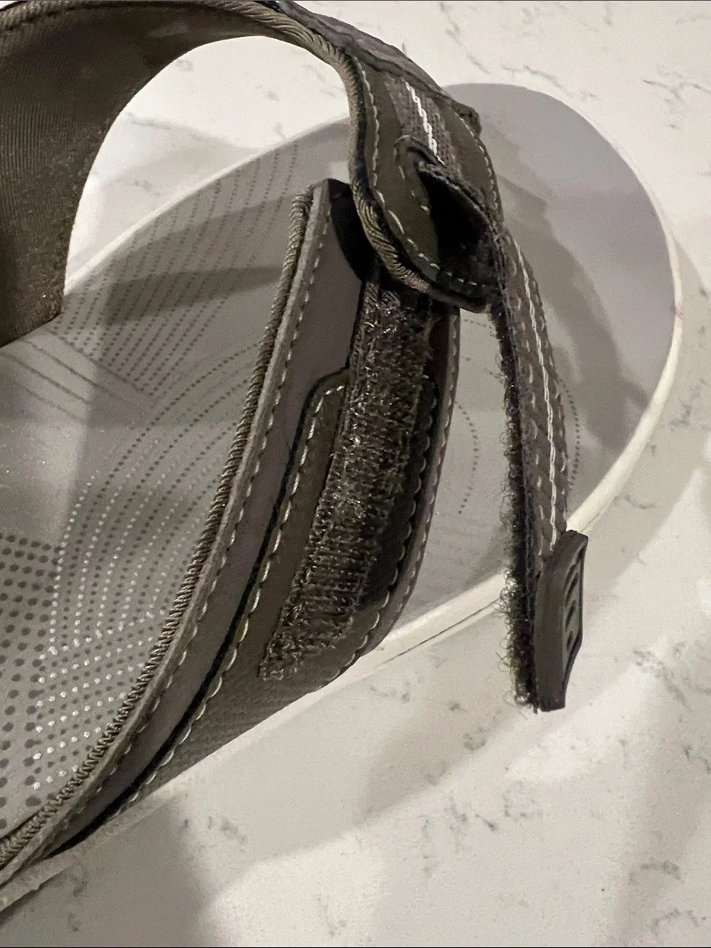 Clarks Cloudstepper flip-flop sandals size 10